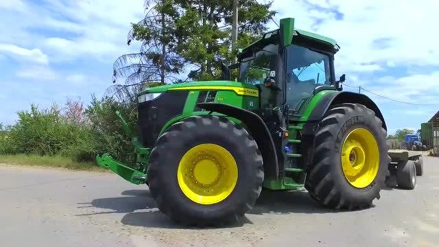 约翰迪尔新版7r拖拉机新造型 与新版8r车型相比显得短小精悍