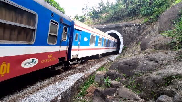 实拍列车从山洞中串出来,这是要去哪里呢