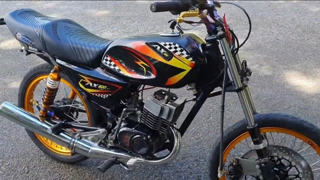 路遇一台改装过的suzuki ax100,还是那熟悉的声音