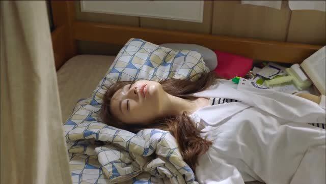 美女睡觉的姿势永远是最帅气的