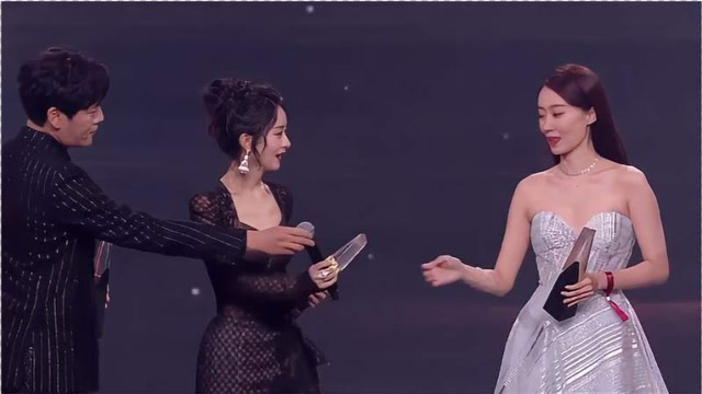 张小斐,赵丽颖就领个奖,还要被考绕口令,这段承包一天笑点!