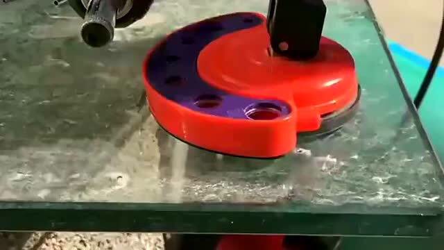 玻璃开洞神器不需要任何辅助设备轻轻松松就能在玻璃上开洞