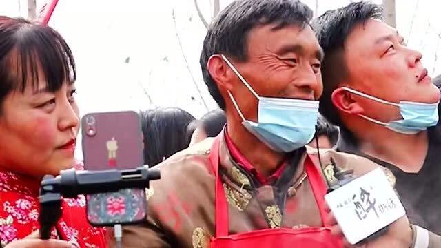 拉面哥声称家里就一个孩子,日子过的不算紧张,尽管火了拉面也不涨钱!