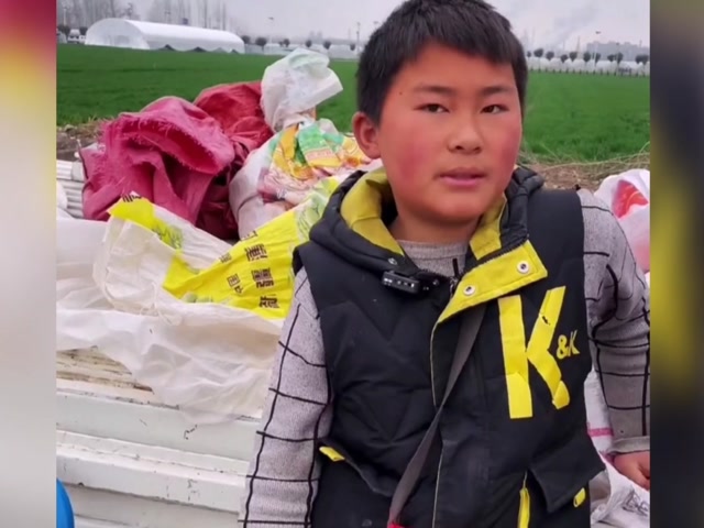 农村大集上的13岁摆摊少年梦想就是让父母过上好日子,真的太懂事!
