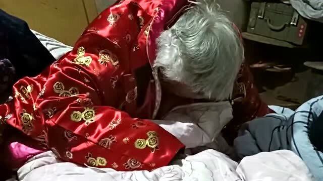 老人还没有咽气就穿上寿衣会给她自身造成很大负担一群无知的人