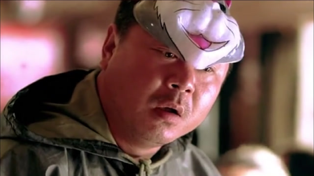 搞笑劫匪在火车上抢劫,见美女长得漂亮还想劫色,不料人家是个警察!