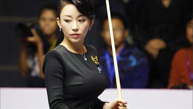 潘晓婷打球有多惊艳?为进球不顾形象趴在桌上,好身材一览无余!