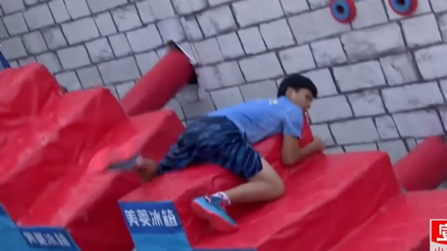 小伙闯关太随意,穿紧身裤闯关,结局尴尬了丨男生女生向前冲