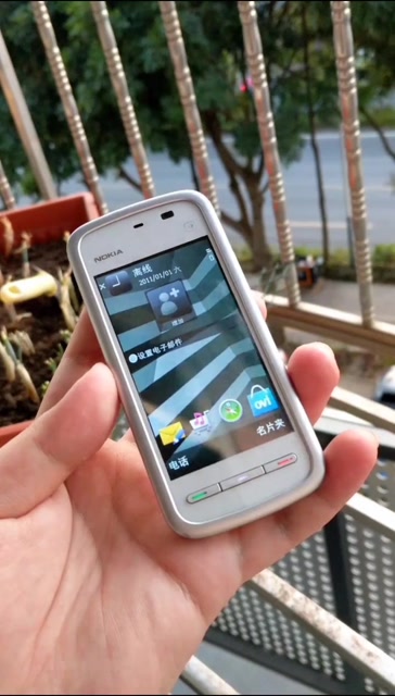 00后应该不知道什么叫电阻屏吧,当年为了玩这个手机,还特意去留了指甲