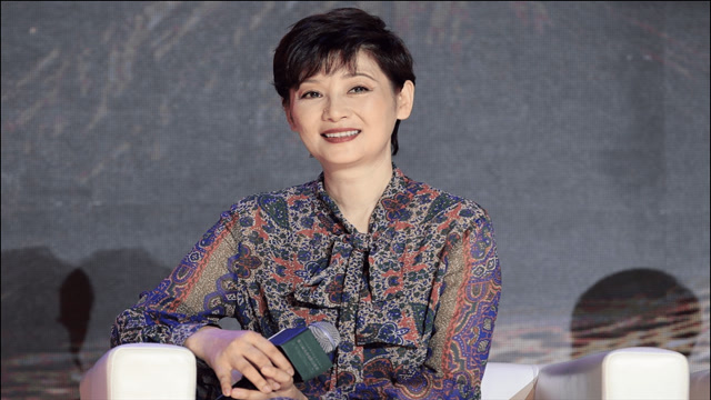 金星问徐帆,丈夫冯小刚出绯闻怎么办?她直言我们家是男的不吃亏