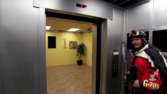 国外恶作剧:奇葩男搭电梯来滑雪 开门后真遭遇冰天雪地