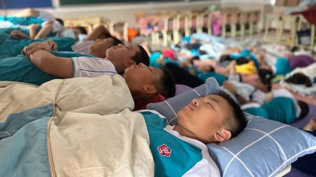 要午休,躺平睡!广州第五中学改造课室,让学生"躺着午睡"