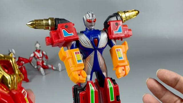 究极离谱的国产玩具…古董山寨奥特曼