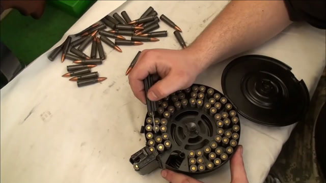弹鼓是一种圆形的供弹具,给它装满75发弹药,需要花不少时间