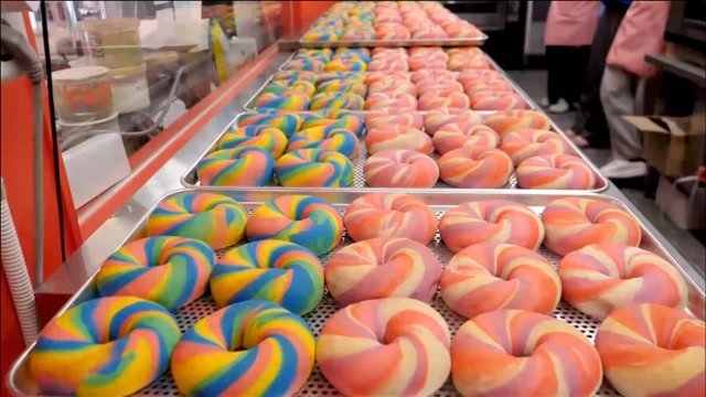 七彩的彩虹百吉饼批量制作