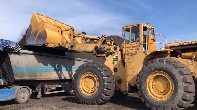 这种铲车一斗下去少说也有十方料,卡特992b!