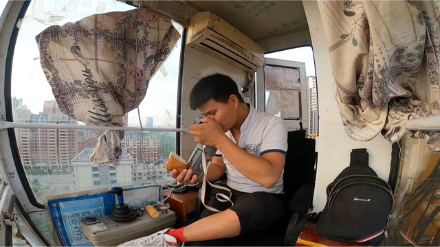 不管是顶班还是干长期,塔吊司机习惯性早到工地,只是为了不迟到