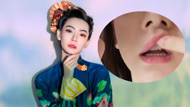 36岁戚薇牙齿受伤照曝光!大门牙直接缺一块,手抵嘴唇动作搞笑