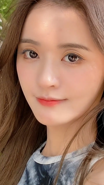 大眼睛美女