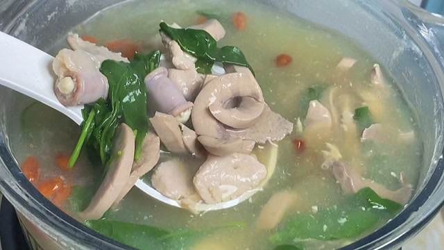 广东人最爱喝的枸杞猪杂汤,原来做法这么简单,汤鲜味美营养好喝