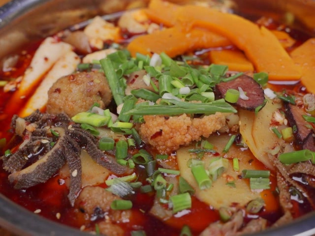 大坪深巷爆辣麻辣烫,荤菜4块,素菜两块.好吃到舔盆!