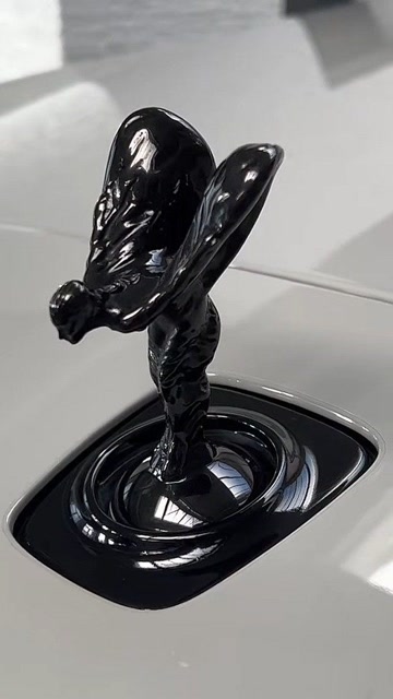 黑色车标的劳斯莱斯魅影更加的年轻运动!