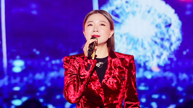 叶蓓一袭红衣唱《红蜻蜓》尾音婉转心都化了