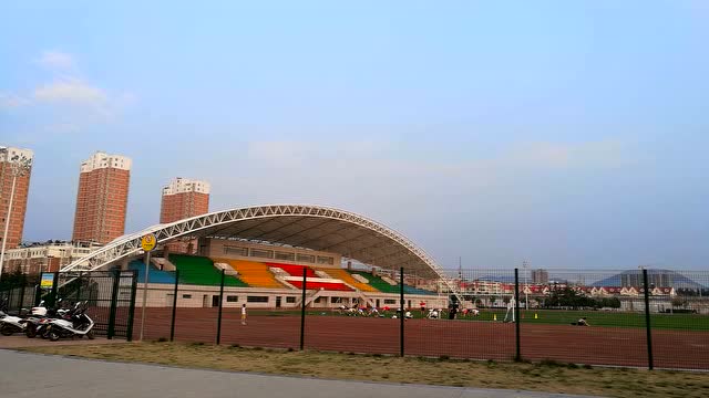 淅川体育场上空惊现飞龙