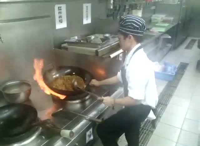 谁说女子不如男,实拍女厨师炒菜翻锅