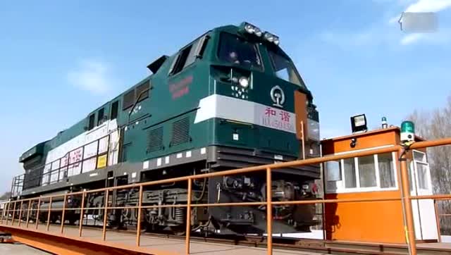 火车是如何掉头的?和谐n5型内燃机车转头过程!