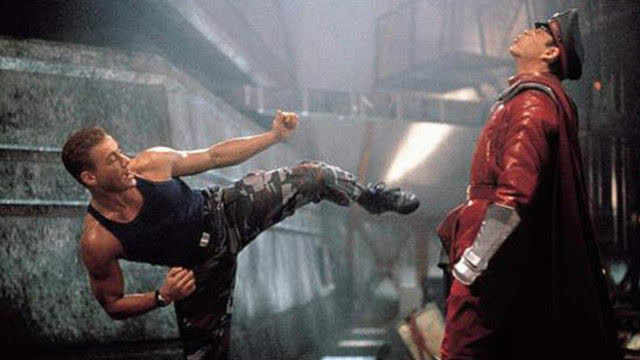 巨星尚格云顿竟是街头霸王 一记暴力回旋踢轰飞对手