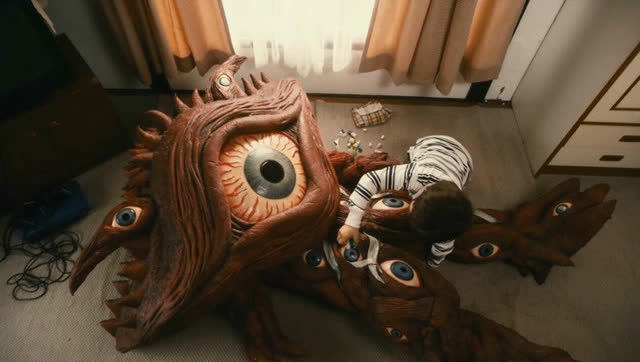 人类变成的怪兽眼q跟小男孩一起吃泡面,一起探讨人生