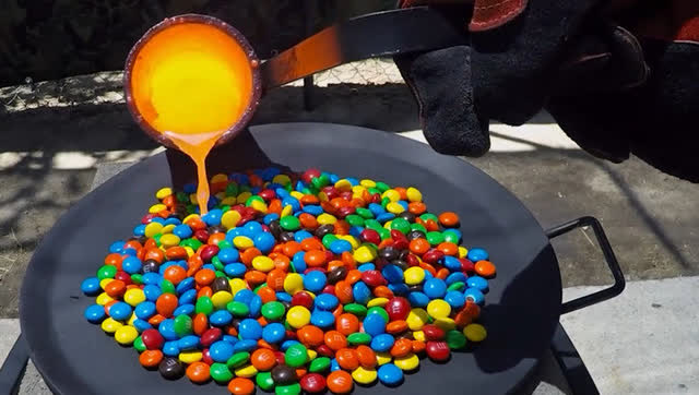 融化的铜水浇到一大堆彩虹糖上会怎样,此刻看起来很美