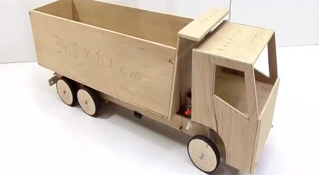 这哥们牛了,居然用木板自己制作了遥控自卸车,服了