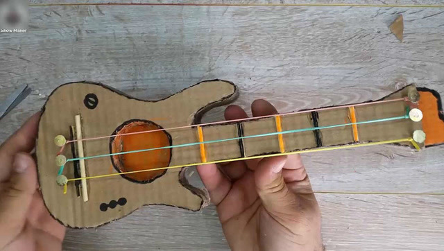 用纸壳做的小吉他,很简陋