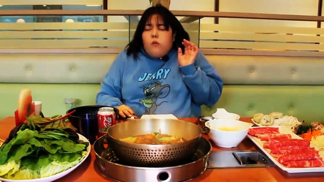 胖妹吃火锅,像是饿了好几天,一直吃个没完