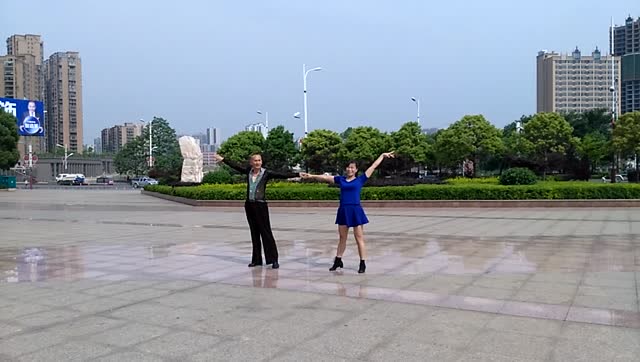 休闲交谊舞-休闲快三(醉人的花香)表演者女:湖南/若梦云