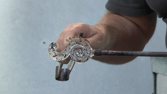 实拍:康宁公司员工现场烧"冻戈龙"杯制作过程