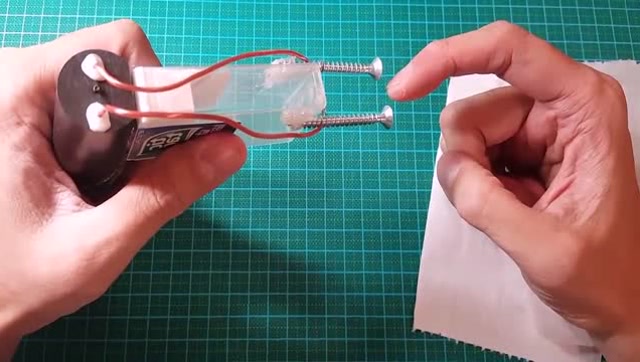 小伙自制的电击器,用手指头试一下,心疼他3秒!