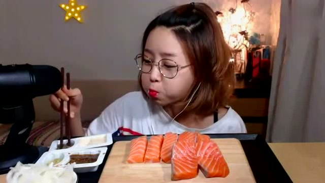 韩国大胃王:吃播 dorothy欧尼挑战吃三文鱼,一口一口的吃