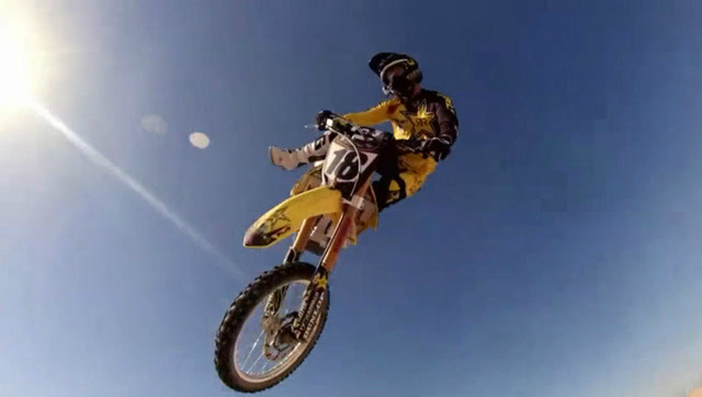 牛人!在沙漠中急速骑行空中翻转,极限运动!