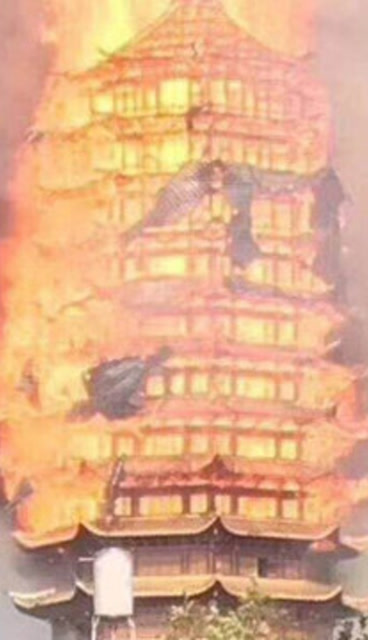 四川一寺庙起火火柱冲天 "川西第一高木塔"被烧毁坍塌