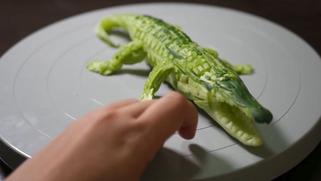 一根黄瓜可以变身成什么?鳄鱼!一起来见证奇迹吧