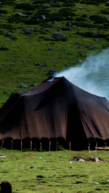 藏族牧民织帐篷,纯牦牛的毛织成得的,听说可以用好多年