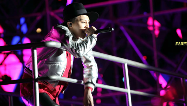 权志龙演唱会摔下升降台 扶着腰继续表演