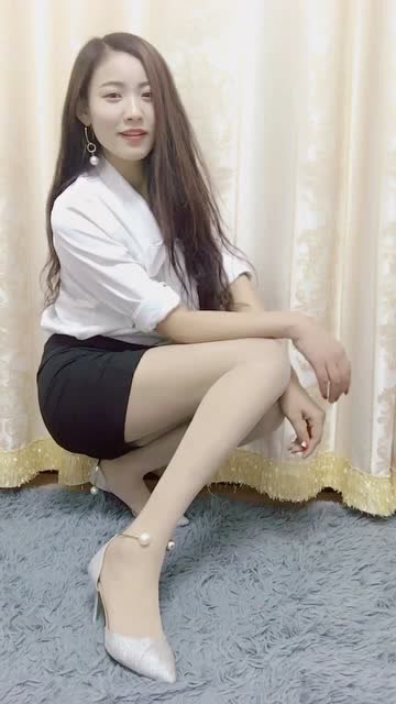 银白色高跟鞋显得美女腿白皙性感十足,惹人喜欢