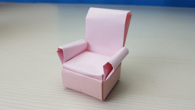 一款很简单的沙发折纸 精致逼真 很轻松就能学会