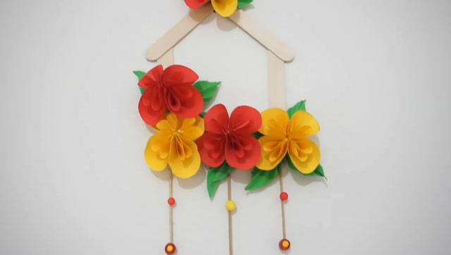 小木棒和纸艺花朵的组合,就能做出这么好看的装饰品,赶快学学吧