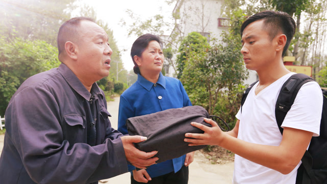 微电影《用它传递爱》 主演:薄小彬 张芳 荆献顶