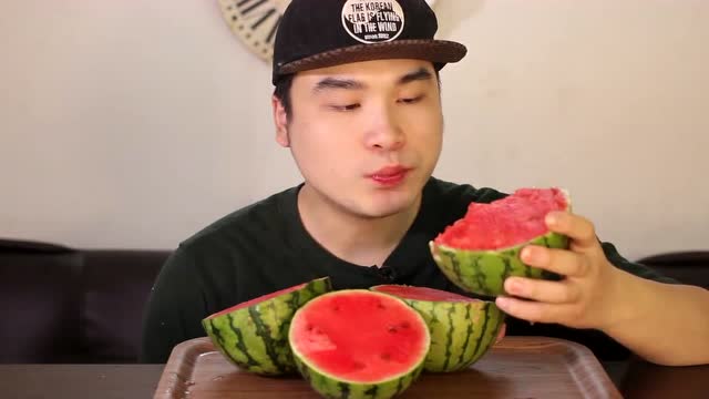 韩国吃播大胃王donkey胖哥吃西瓜,连西瓜皮也不放过!